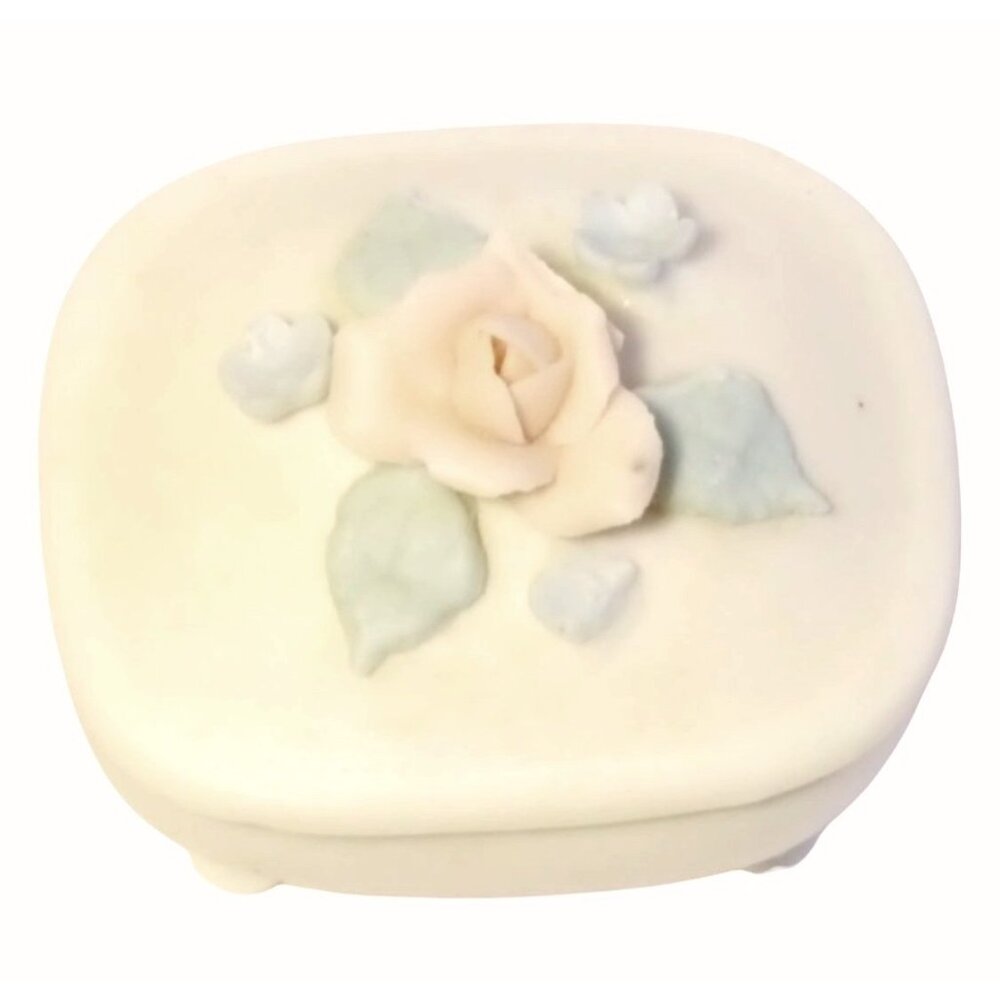 Vintage Karen Carson Bisque Porcelain‎ Footed White Trinket Box Pink Rose 3D